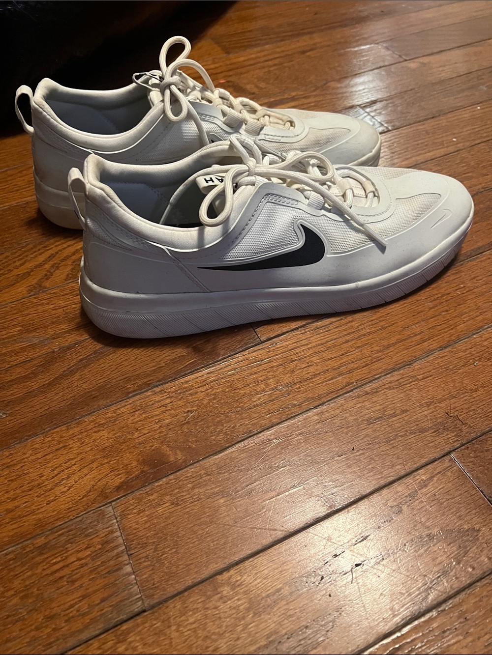 Nike Men’s White Low-Top NYJAH Skate Sneakers with Black Swoosh Accent 8.5